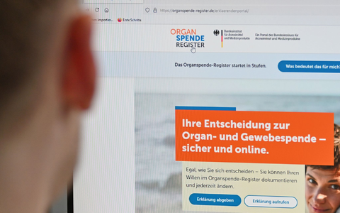 Die Zahl der Organspenden verharrt in Deutschland auf niedrigem Niveau, wie die Deutsche Stiftung Organtransplantation mitteilte (Archivbild). - Foto: Anna Ross/dpa