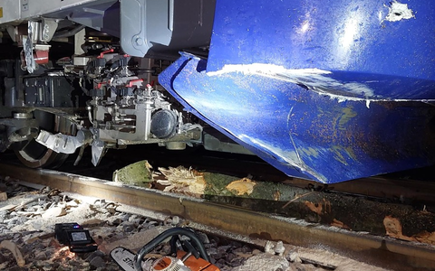 Bundespolizeidirektion München: Bahnbetriebsunfall auf der Strecke Weilheim-Dießen am Ammersee/ Regionalbahn kollidiert mit umgestürztem Baum - Foto: presseportal.de Bundespolizeidirektion München: Bahnbetriebsunfall auf der Strecke Weilheim-Dießen am Ammersee/ Regionalbahn kollidiert mit umgestürztem Baum - Foto: presseportal.de