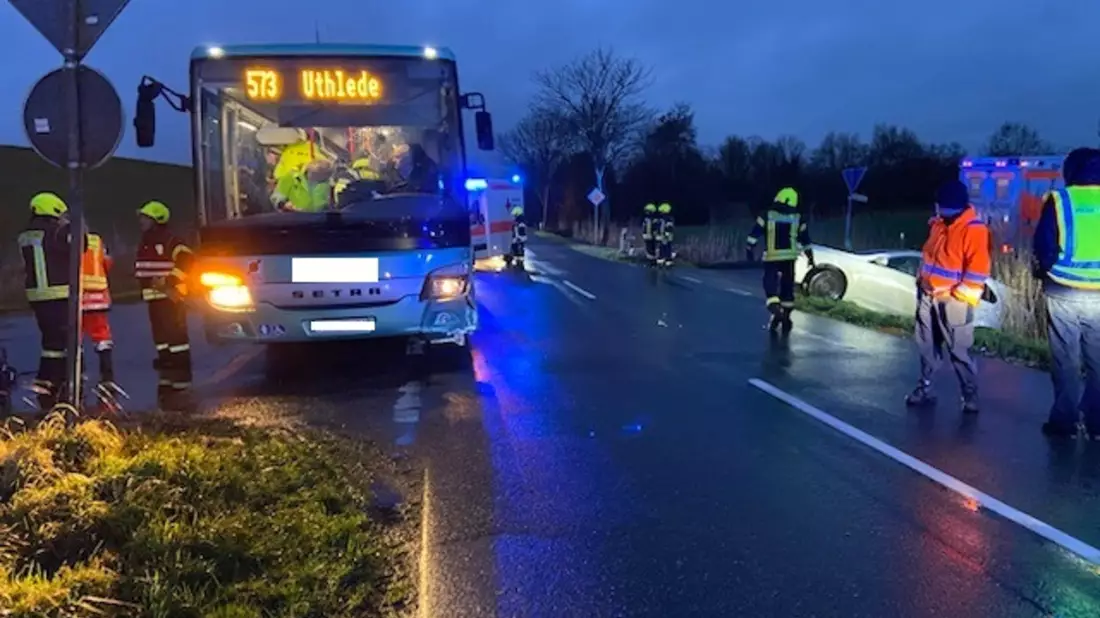 POL-CUX: Verkehrsunfall mit Schulbus zwischen Rechtebe und Wurthfleth - Mehrere Kinder leicht verletzt - trotz dessen noch Glück im Unglück (Foto im Anhang) - Bild: presseportal.de