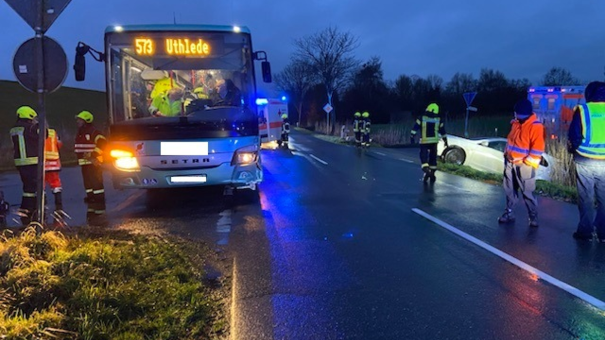 POL-CUX: Verkehrsunfall mit Schulbus zwischen Rechtebe und Wurthfleth - Mehrere Kinder leicht verletzt - trotz dessen noch Glück im Unglück (Foto im Anhang) - Foto: presseportal.de