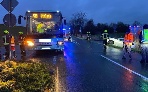 POL-CUX: Verkehrsunfall mit Schulbus zwischen Rechtebe und Wurthfleth - Mehrere Kinder leicht verletzt - trotz dessen noch GlĂŒck im UnglĂŒck (Foto im Anhang) - Foto: presseportal.de POL-CUX: Verkehrsunfall mit Schulbus zwischen Rechtebe und Wurthfleth - Mehrere Kinder leicht verletzt - trotz dessen noch GlĂŒck im UnglĂŒck (Foto im Anhang) - Foto: presseportal.de