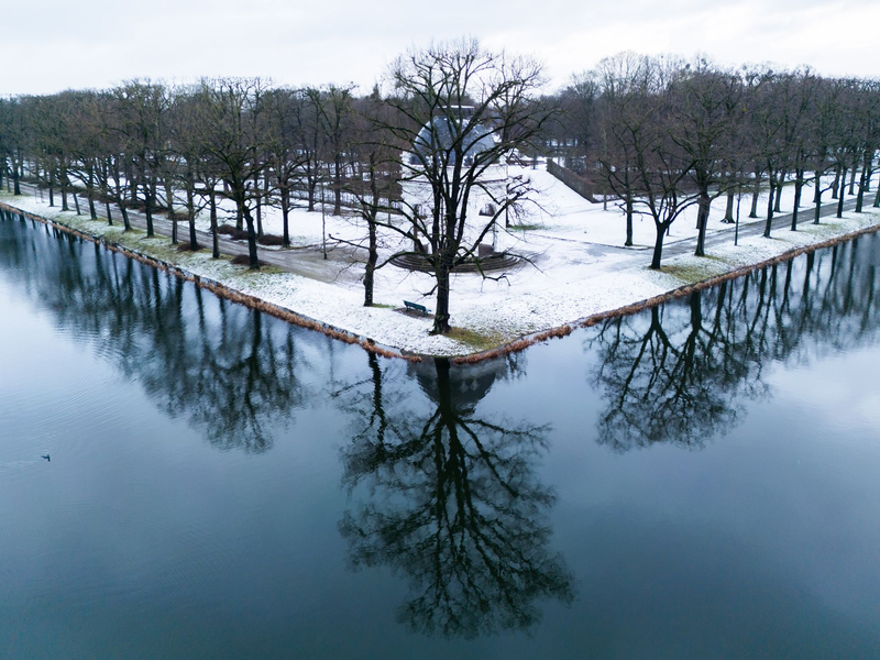 Gefrierender Regen und Schnee macht viele Straßen gefährlich glatt. (Archivbild) - Foto: Julian Stratenschulte/dpa