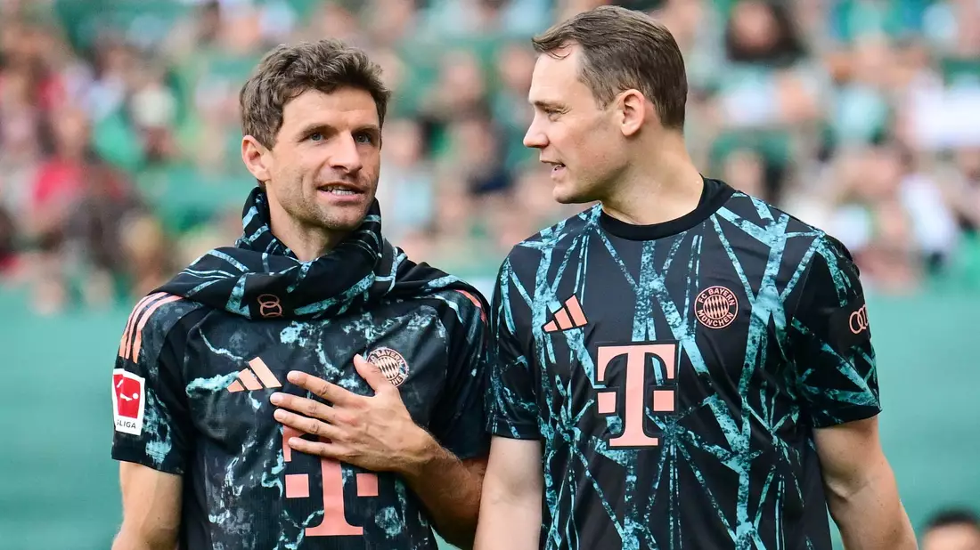 Thomas Müller (l) und Manuel Neuer nehmen zum Start ins Fußballjahr besondere Rollen ein. - Bild: Sina Schuldt/dpa