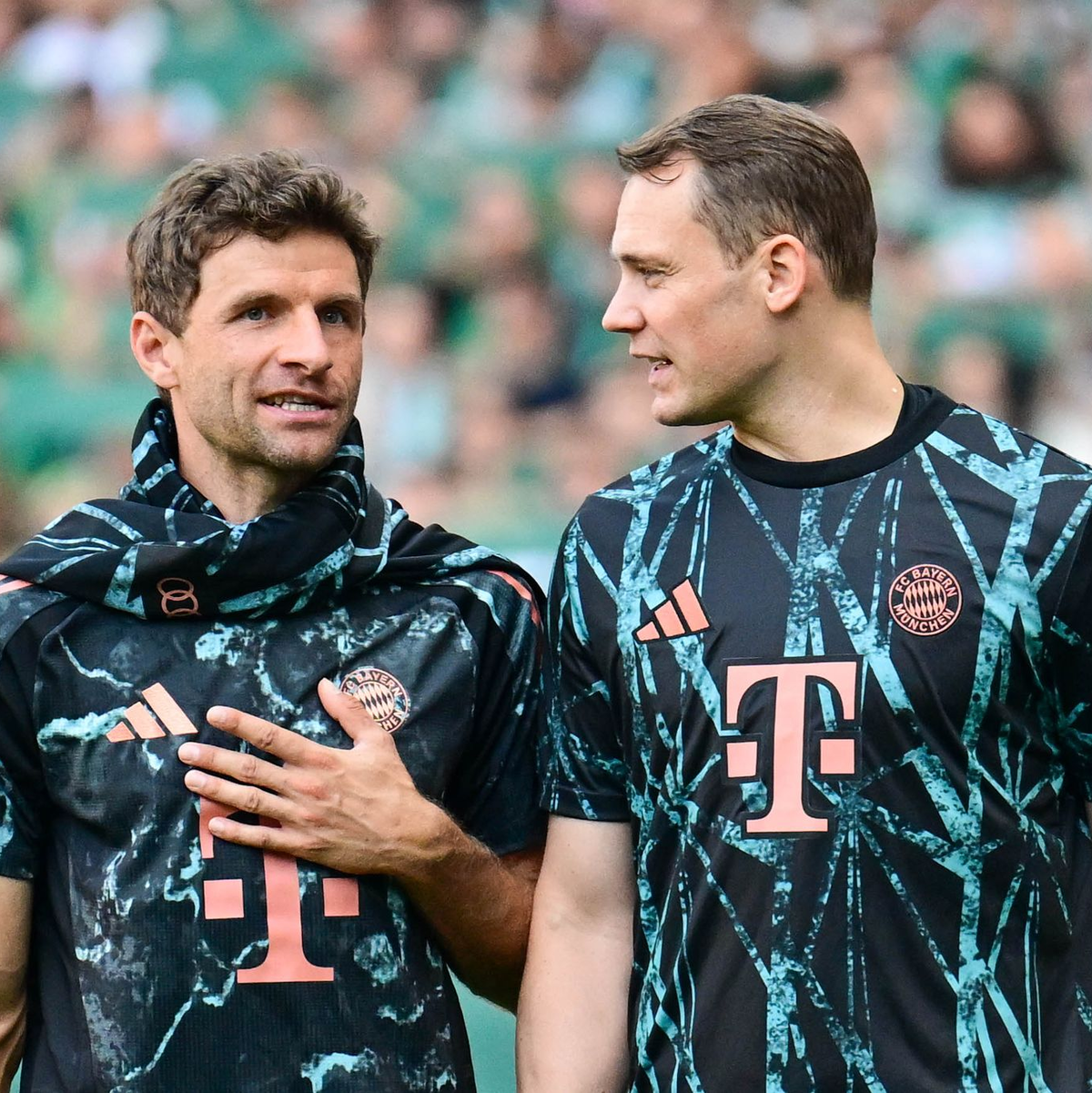 Thomas Müller (l) und Manuel Neuer nehmen zum Start ins Fußballjahr besondere Rollen ein. - Foto: Sina Schuldt/dpa