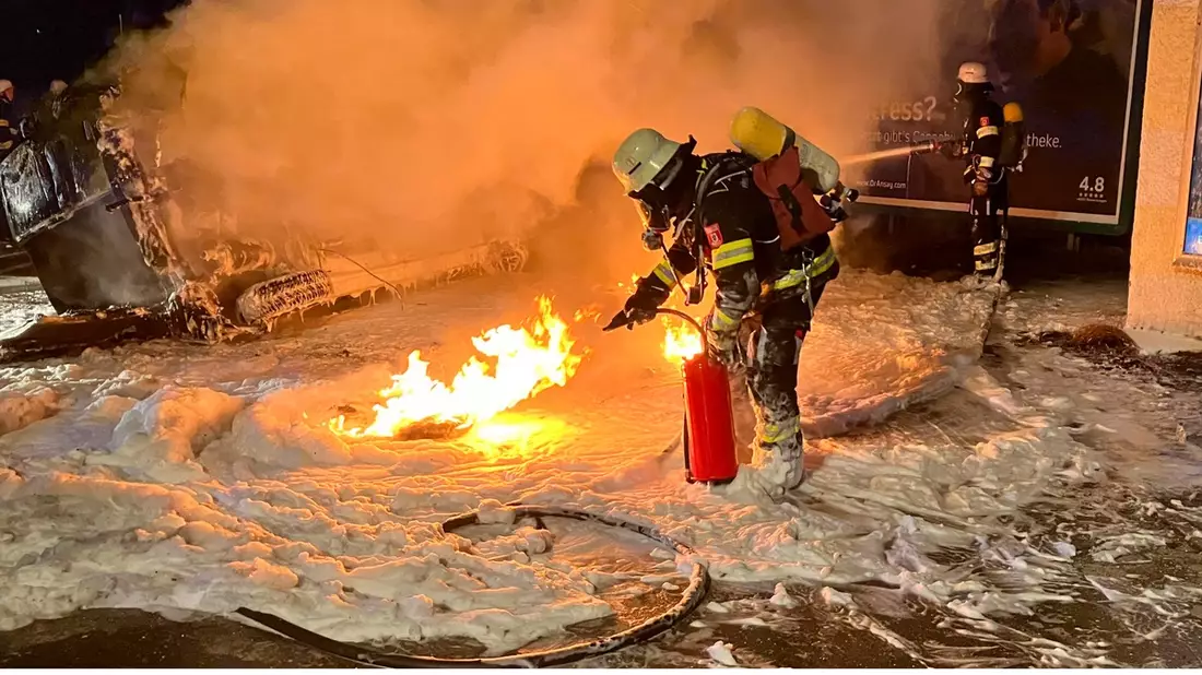 FW-M: Fahrzeugbrand erfordert ungewöhnliche Maßnahmen (Pasing-Obermenzing) - Bild: presseportal.de