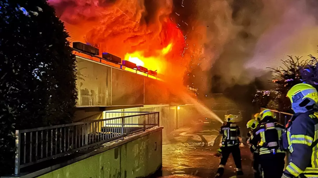 FW-NE: Wohnungsbrand fordert mehrere Löschzüge | Mehrfamilienhaus vorübergehend unbewohnbar - Bild: presseportal.de