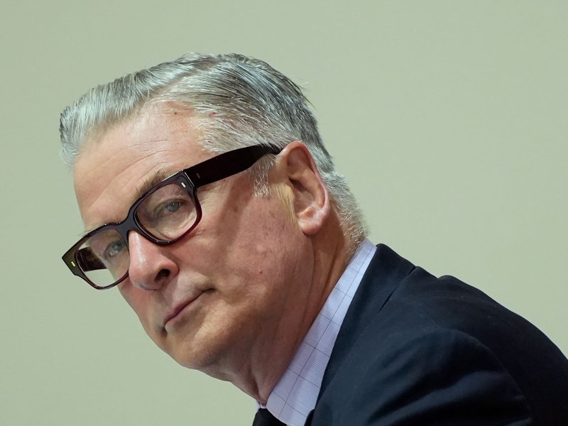 Das Verfahren gegen den Schauspieler Alec Baldwin wurde vergangenes Jahr eingestellt. (Foto Archiv) - Foto: Ramsay de Give/Pool AFP/AP/dpa