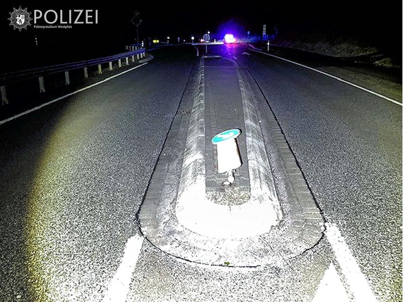 POL-PPWP: Schild umgemäht und abgehauen - Foto: presseportal.de