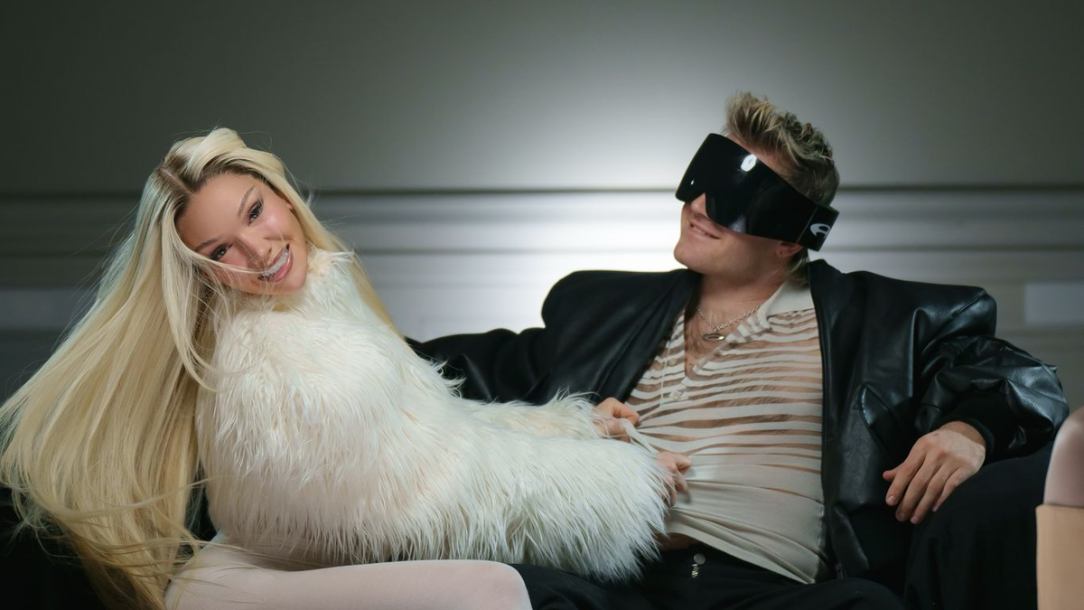 Shirin David und Ski Aggu sitzen auf einem Sofa bei einem Fototermin für ihren Song «Atzen & Barbies» - Foto: -/Universal Music GmbH/dpa