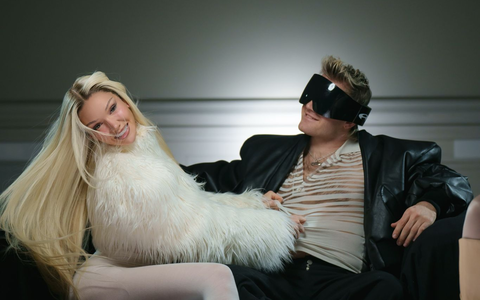 Shirin David und Ski Aggu sitzen auf einem Sofa bei einem Fototermin für ihren Song «Atzen & Barbies» - Foto: -/Universal Music GmbH/dpa