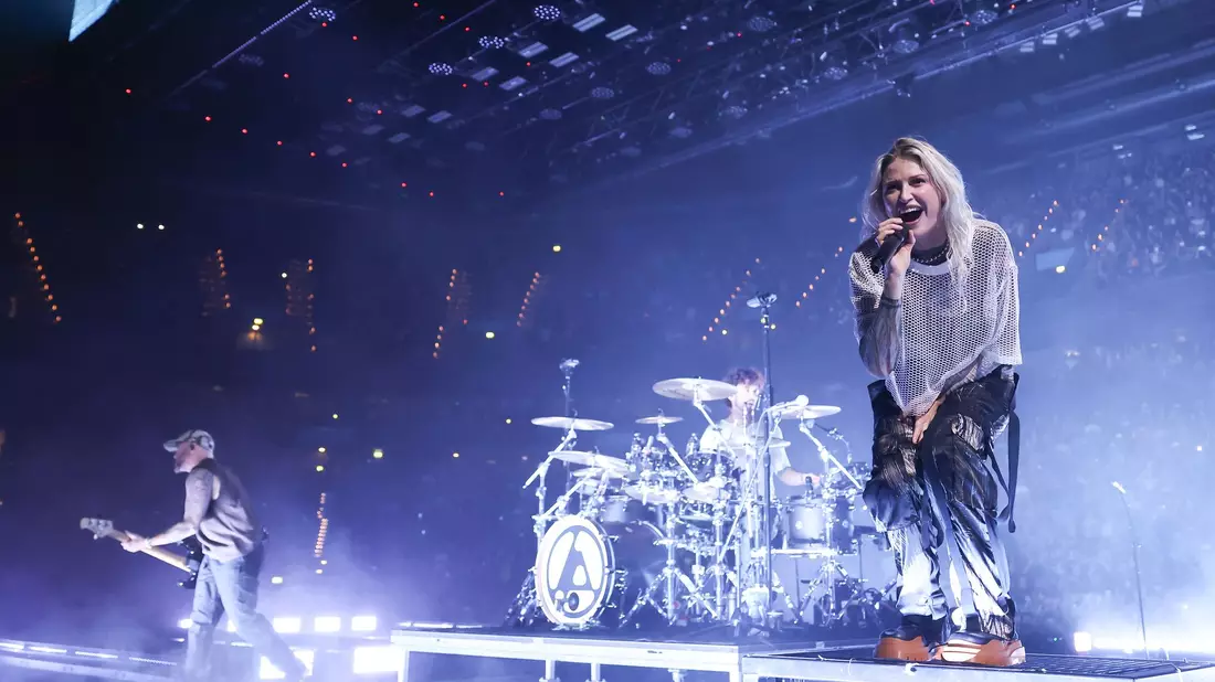 Emily Armstrong von der Band Linkin Park 2024 bei einem Konzert in Hamburg (Foto: Archiv) - Bild: Christian Charisius/dpa