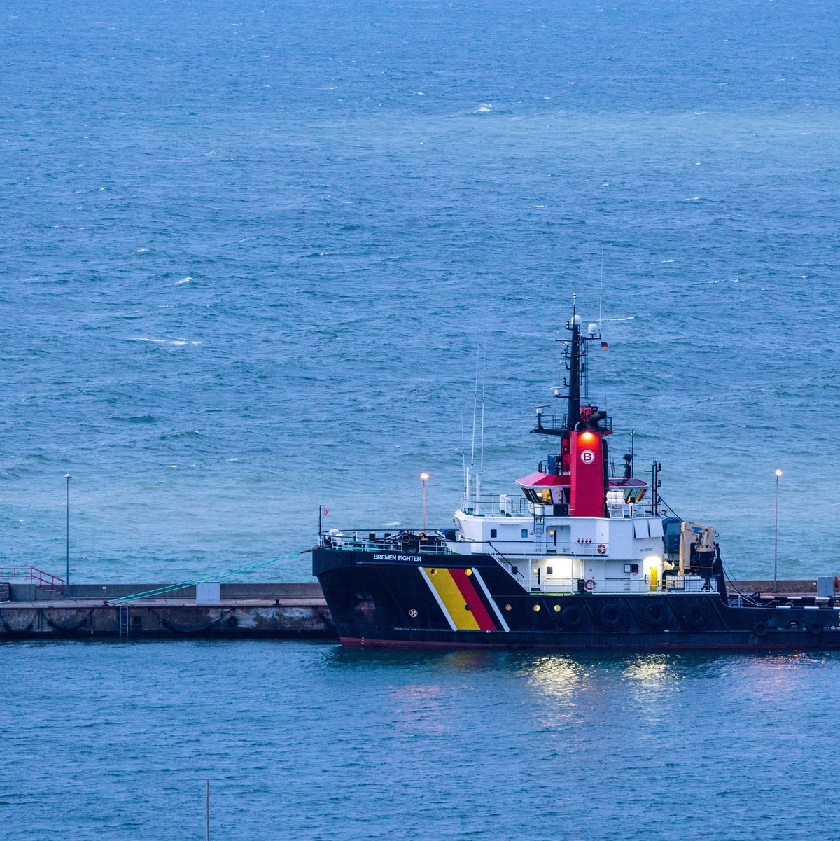 In der Ostsee ist ein Schiff nicht mehr steuerungsfähig - andere Schiffe halfen. (Archivbild) - Foto: Jens Büttner/dpa