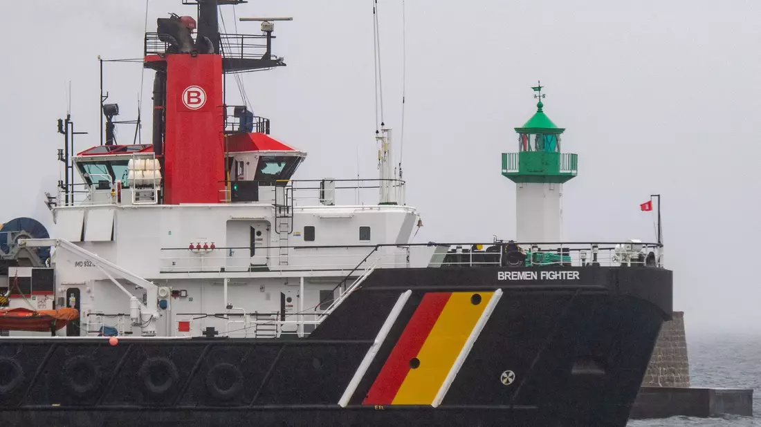 Ein Tanker mit vermutlich 99.000 Tonnen Öl an Bord trieb am Freitag stundenlang vor Rügen manövrierunfähig in der Ostsee, ehre er gesichert werden konnte. Wie es mit dem Schiff weitergeht, war am Abend noch offen. (Archivbild) - Bild: Stefan Sauer/dpa