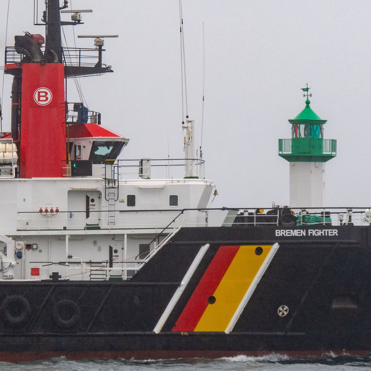 Ein Tanker mit vermutlich 99.000 Tonnen Öl an Bord treibt vor Rügen manövrierunfähig in der Ostsee. Öl ist bislang nicht ausgetreten. Es soll in einen Hafen geschleppt werden. (Archivbild) - Foto: Stefan Sauer/dpa