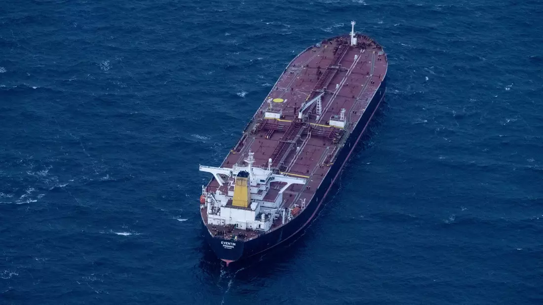 Der manövrierunfähige Öltanker «Eventin» wird aktuell auf die Reede vor dem Stadthafen Sassnitz geschleppt. Dort soll er am Sonntag eintreffen. - Bild: Stefan Sauer/dpa
