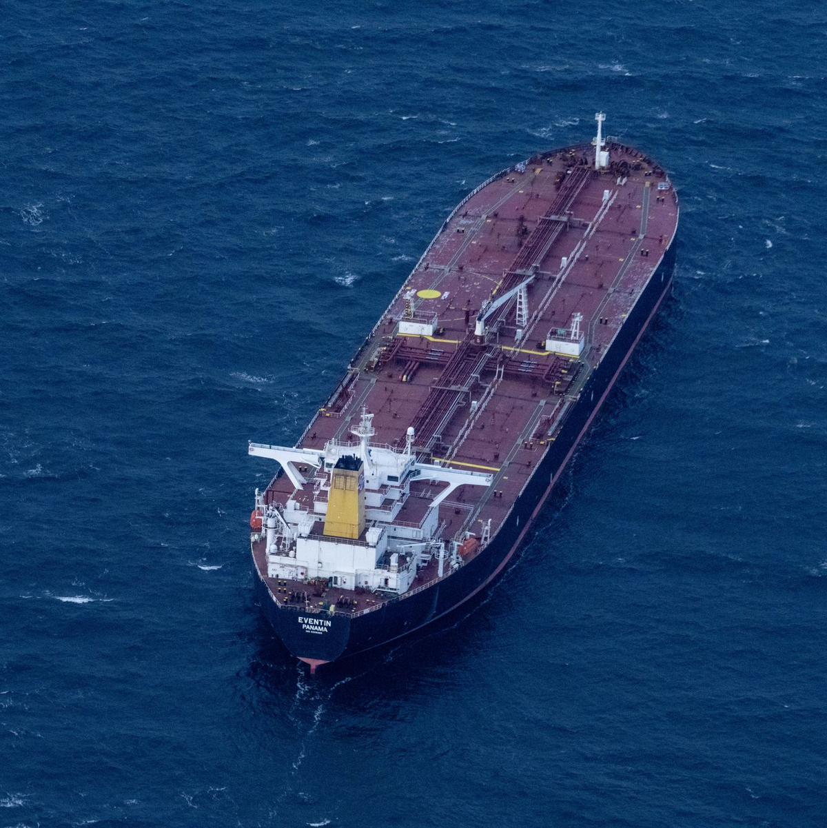 Der auf der Ostsee vor Rügen havarierte Öltanker «Eventin» wird von Schiffen der Einsatzkräfte gesichert. - Foto: Stefan Sauer/dpa