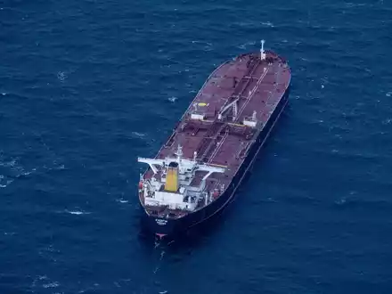 Nun muss entschieden werden, wann und wo der Tanker repariert wird. (Archivbild) - Foto: Stefan Sauer/dpa