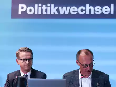 Die CDU will auf ihrem Wahlparteitag am Montag in Berlin ein Sofortprogramm beschließen, in dem sie den Bürgerinnen und Bürgern aus ihrer Sicht wichtige Punkte für den versprochenen Politikwechsel verspricht. Damit wollen die Christdemokraten in der Schlussphase des Wahlkampfs punkten. (Archivfoto) - Foto: Marcus Brandt/dpa