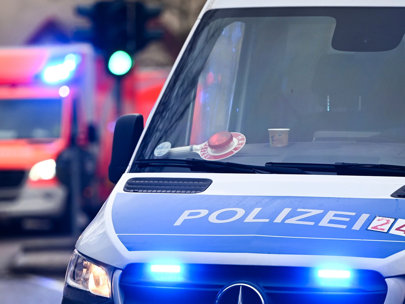 Lehrer informierten Polizei und Feuerwehr. (Symbolbild) - Foto: Jens Kalaene/dpa