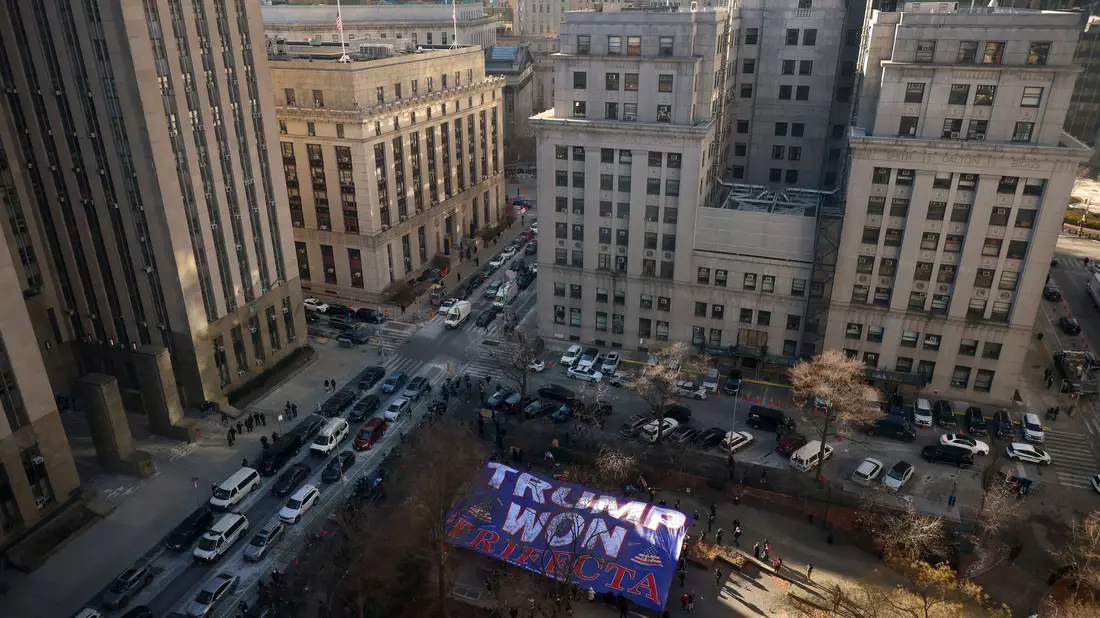 Unterstützer Trumps versammelten sich vor dem Gerichtsgebäude in New York.  - Bild: Yuki Iwamura/FR171758 AP/AP/dpa