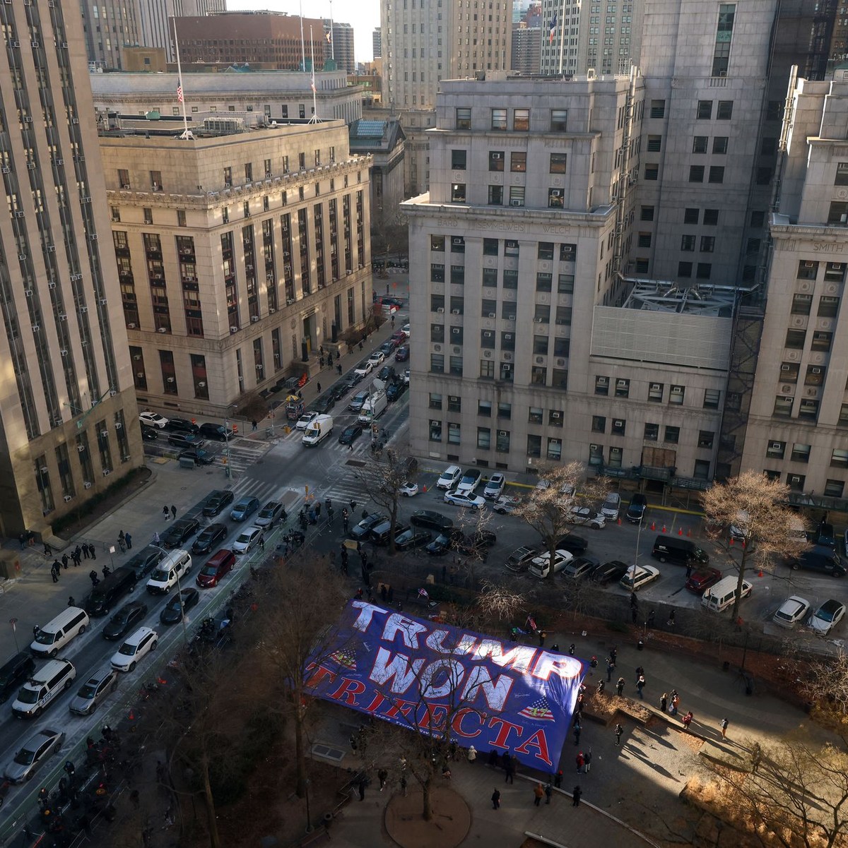 Unterstützer Trumps versammelten sich vor dem Gerichtsgebäude in New York.  - Foto: Yuki Iwamura/FR171758 AP/AP/dpa