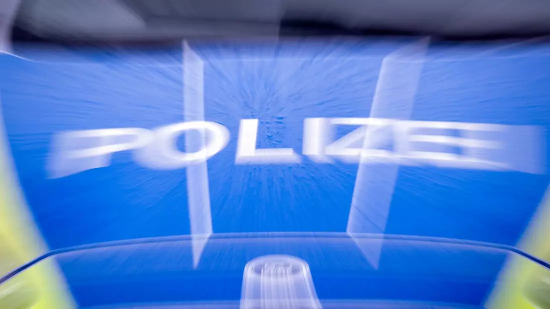 Die Polizei durchsucht eine Grundschule in Berlin-Schmargendorf. (Symbolbild) - Bild: Soeren Stache/dpa