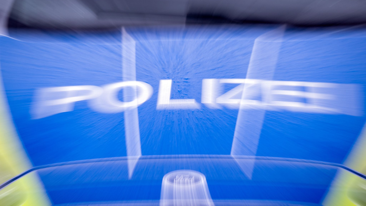 Auf der Autobahn 11 ist die Polizei wegen eines schweren Busunfalls im Einsatz. (Symbolbild) - Foto: Soeren Stache/dpa