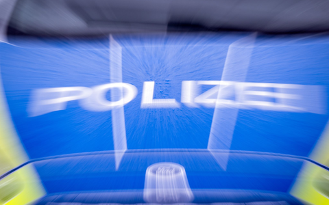 Auf der Autobahn 11 ist die Polizei wegen eines schweren Busunfalls im Einsatz. (Symbolbild) - Foto: Soeren Stache/dpa