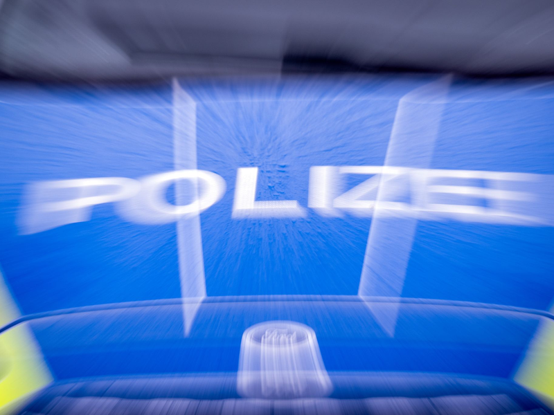 Auf der Autobahn 11 ist die Polizei wegen eines schweren Busunfalls im Einsatz. (Symbolbild) - Foto: Soeren Stache/dpa