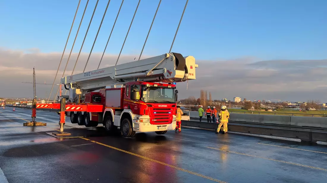 FW-LEV: Eisiger Feuerwehreinsatz auf der Autobahnbrücke Leverkusen - Bild: presseportal.de
