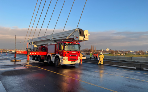 FW-LEV: Eisiger Feuerwehreinsatz auf der Autobahnbrücke Leverkusen - Foto: presseportal.de