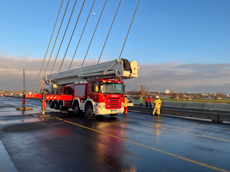 FW-LEV: Eisiger Feuerwehreinsatz auf der Autobahnbrücke Leverkusen - Foto: presseportal.de