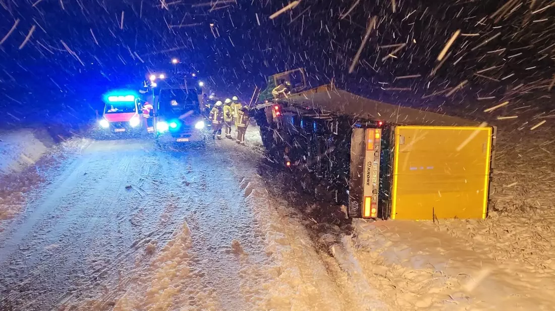 FW Helmstedt: Umgestürzter LKW auf Landstraße infolge Wintereinbruch - Bild: presseportal.de
