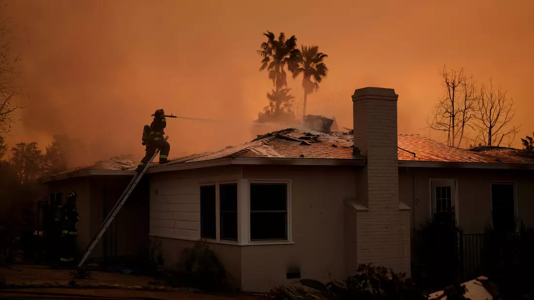 Im Dauereinsatz: Ein Feuerwehrmann versucht, ein Wohnhaus vor den Flammen des «Eaton Fire» zu bewahren. - Bild: Eric Thayer/AP/dpa