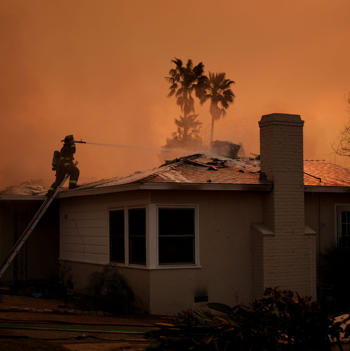 Ein mit Löschmittel bedecktes teures Auto in Los Angeles. - Foto: Eric Thayer/AP/dpa