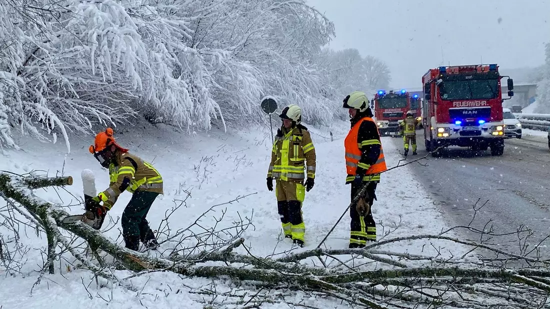 FW-MK: Schneetief Charly sorgt für viel Arbeit - Bild: presseportal.de