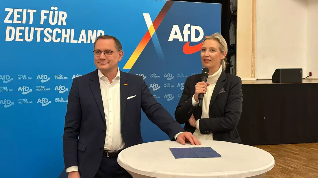 Am Vorabend des AfD-Parteitages in Riesa wurde die Parteivorsitzende, Alice Weidel, (hier mit Co-Parteichef Tino Chrupalla) von Parteifreunden und Journalisten vor allem auf ihr Online-Gespräch mit dem US-Milliardär, Elon Musk, am Vorabend angesprochen. - Bild: Jörg Ratzsch/dpa