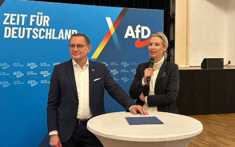Im AfD-Spitzenduo tritt Co-Chef Tino Chrupalla (l.) einen Schritt zurück für Alice Weidel, die von der Partei als Kanzlerkandidatin im Bundestagswahlkampf ins Rampenlicht gerückt wird. - Foto: Jörg Ratzsch/dpa Im AfD-Spitzenduo tritt Co-Chef Tino Chrupalla (l.) einen Schritt zurück für Alice Weidel, die von der Partei als Kanzlerkandidatin im Bundestagswahlkampf ins Rampenlicht gerückt wird. - Foto: Jörg Ratzsch/dpa