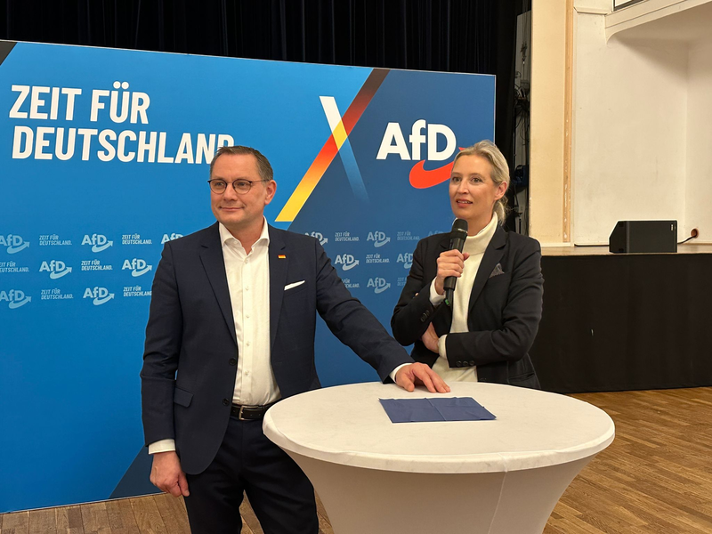 Am Vorabend des AfD-Parteitages in Riesa wurde die Parteivorsitzende, Alice Weidel, (hier mit Co-Parteichef Tino Chrupalla) von Parteifreunden und Journalisten vor allem auf ihr Online-Gespräch mit dem US-Milliardär, Elon Musk, am Vorabend angesprochen. - Foto: Jörg Ratzsch/dpa