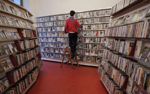 Sara Binay und Stan-Oliver Schoch, Mitarbeiter des Filmkunstvereins Format, stehen in der Videothek in Halle. - Foto: Sebastian Willnow/dpa