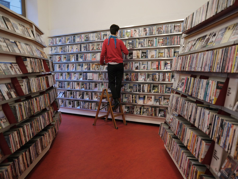 Sara Binay und Stan-Oliver Schoch, Mitarbeiter des Filmkunstvereins Format, stehen in der Videothek in Halle. - Foto: Sebastian Willnow/dpa