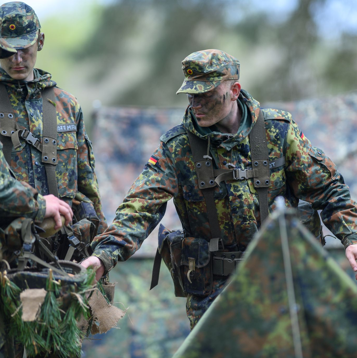 Rekruten des Logistikbataillons 171 üben den Zeltbau - Foto: Klaus-Dietmar Gabbert/dpa-Zentralbild/dpa