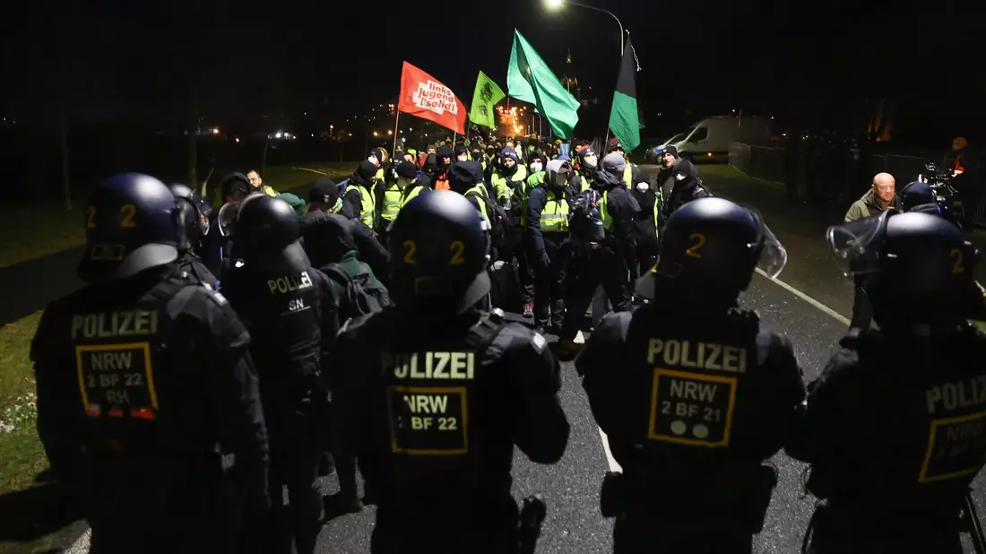 In Riesa werden Tausende Demonstranten gegen den Bundesparteitag der AfD erwartet.  - Bild: Jan Woitas/dpa