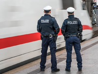 BPOL-HH: 135 Tage Freiheitsstrafe: Fehlender Fahrschein im ICE wird per Haftbefehl gesuchten Mann zum Verhängnis- Festnahme durch Bundespolizei- - Foto: presseportal.de