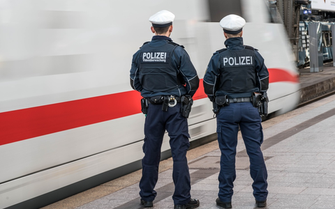 BPOL-HH: 135 Tage Freiheitsstrafe: Fehlender Fahrschein im ICE wird per Haftbefehl gesuchten Mann zum Verhängnis- Festnahme durch Bundespolizei- - Foto: presseportal.de