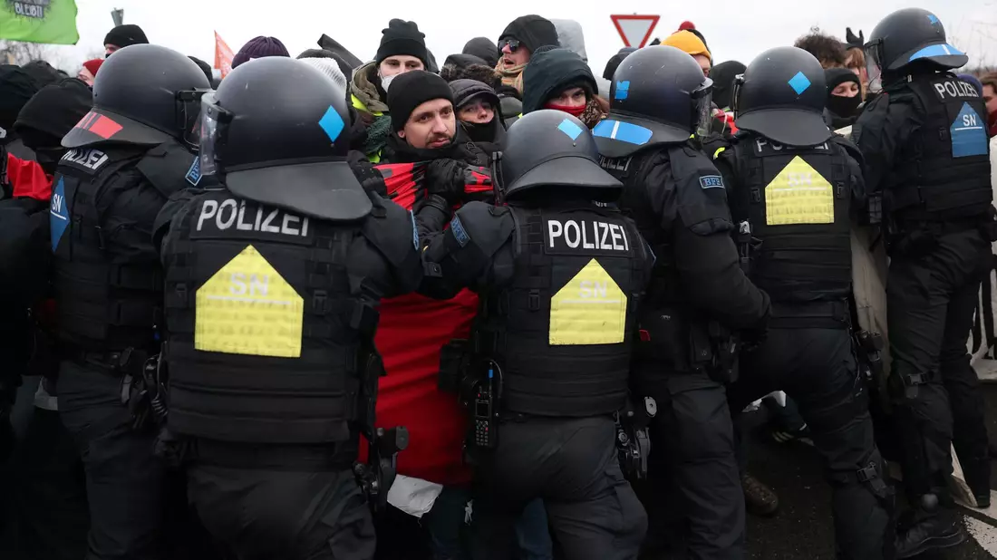 Die Polizei war in Riesa mit einem Großaufgebot vor Ort (Archivbild). - Bild: Jan Woitas/dpa