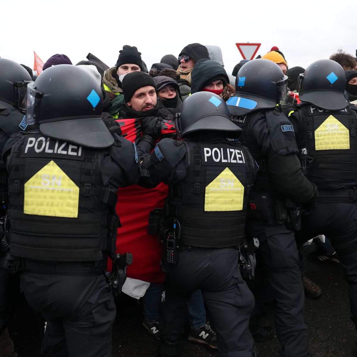 Polizisten stoppen eine Demonstration gegen den Bundesparteitag der AfD.  - Foto: Jan Woitas/dpa