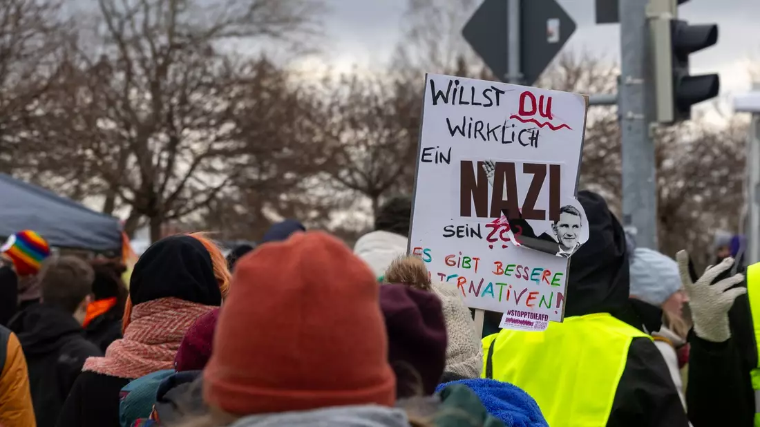 Tausende Menschen sind nach Riesa geströmt, um den AfD-Bundesparteitag zu stören.  - Bild: Daniel Wagner/dpa