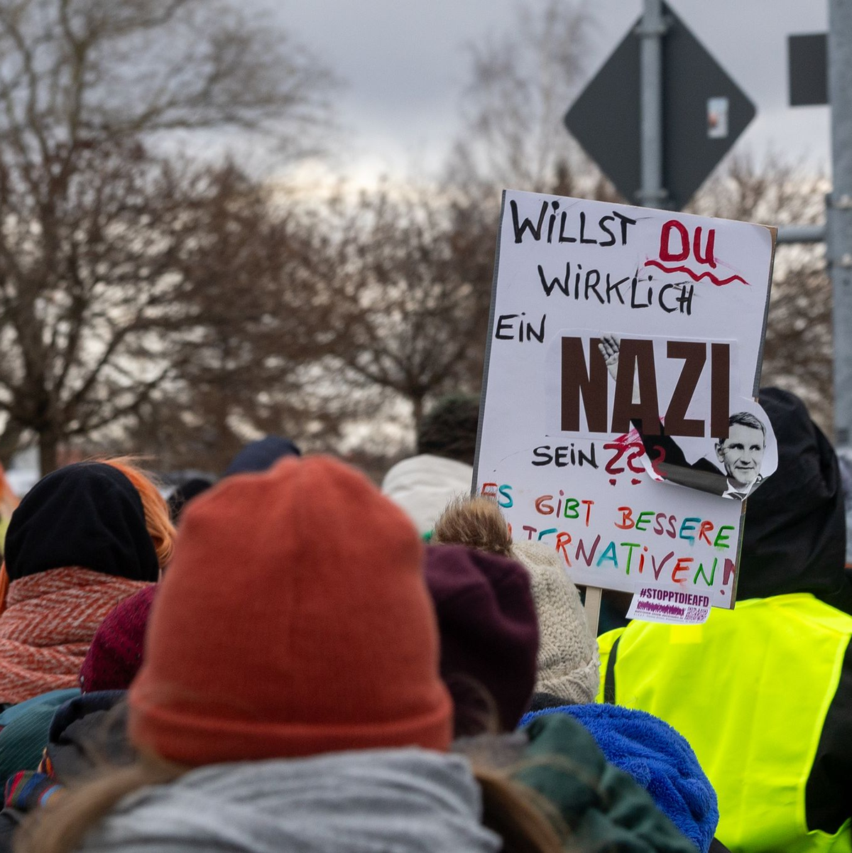 Tausende Menschen sind nach Riesa geströmt, um den AfD-Bundesparteitag zu stören.  - Foto: Daniel Wagner/dpa