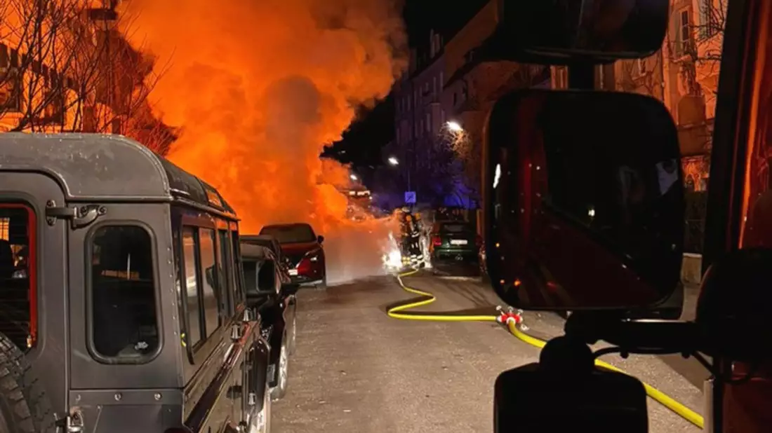 FW-M: Mehrere Pkw in Flammen (Bogenhausen) - Bild: presseportal.de